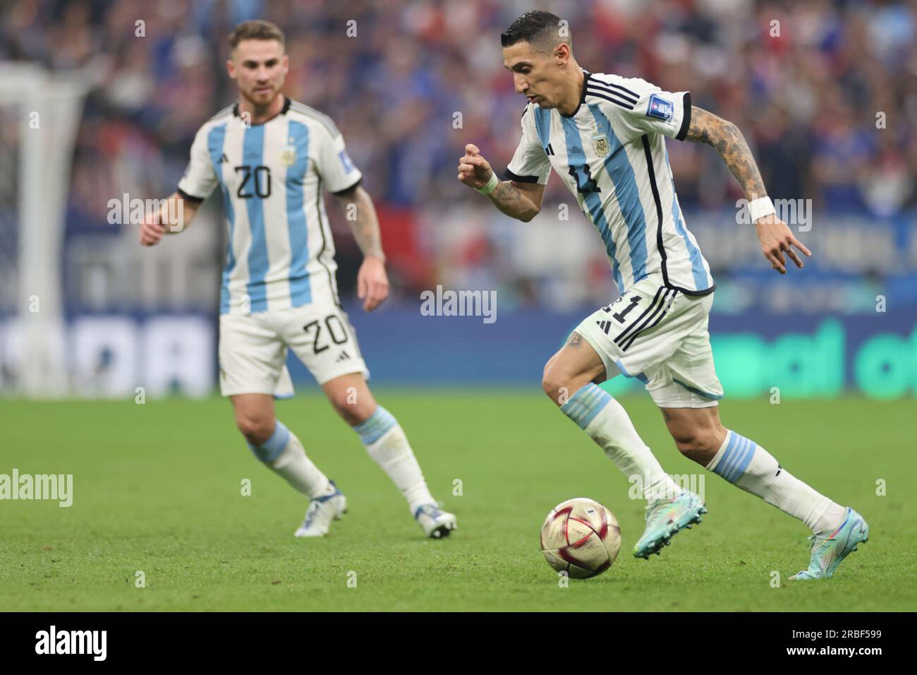 Lusail, Qatar, 18e. Décembre 2022. Angel di Maria dribble avec le ballon pendant le match entre l'Argentine vs la France, match 64, finale du match Banque D'Images