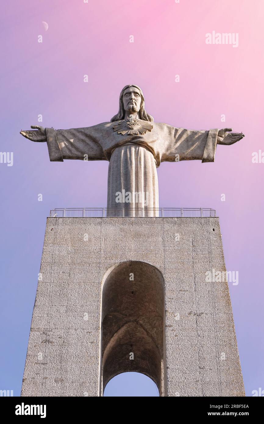 Christ Roi, statue de Cristo Rei à Almada, Lisbonne. Célèbre monument Jésus Christ dans la capitale du Portugal. Banque D'Images