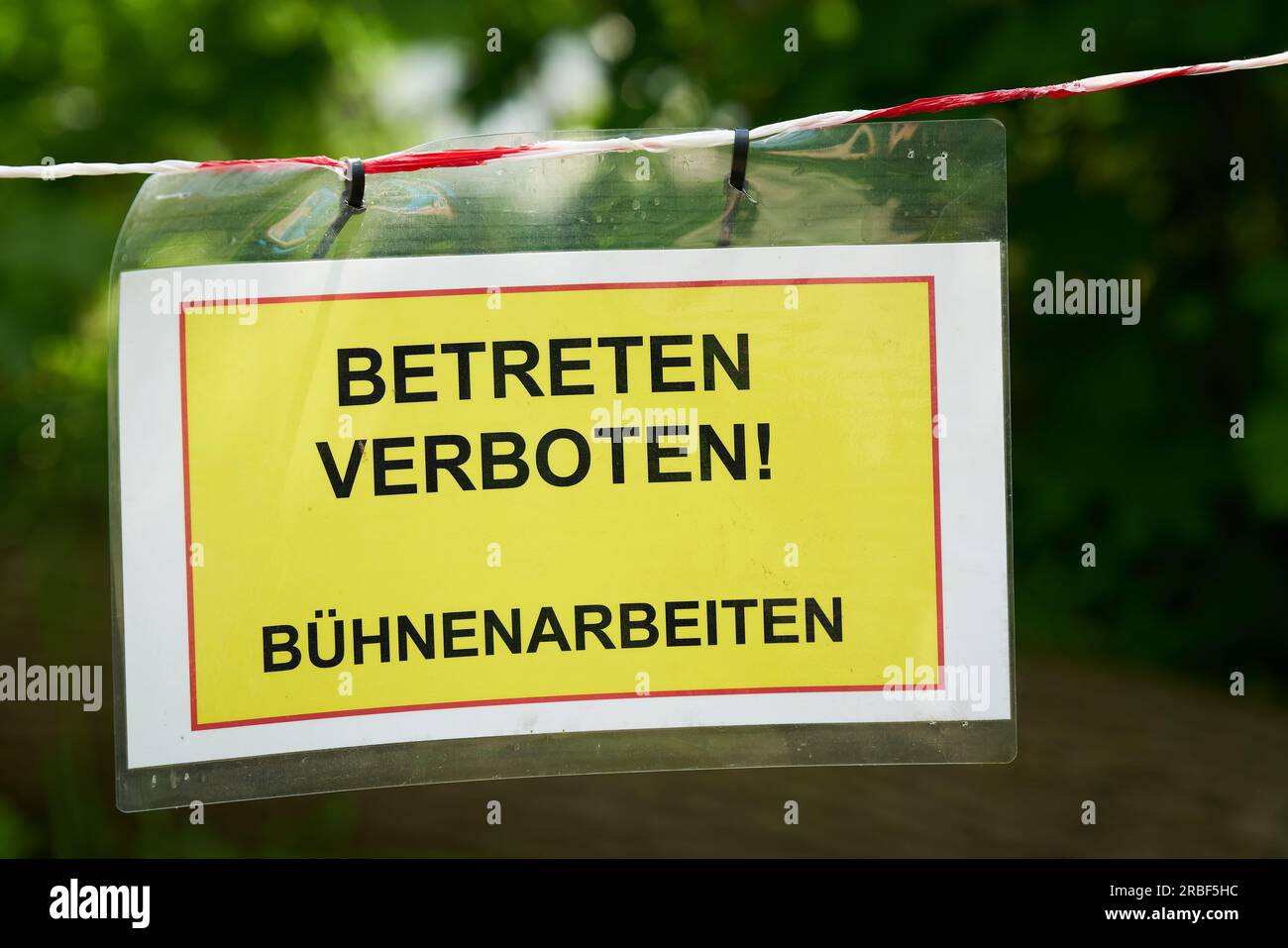 Signez sur un lieu avec les mots Betrett verboten Bühnenarbeiten. Traduction : n'entrez pas d'œuvres sur scène Banque D'Images