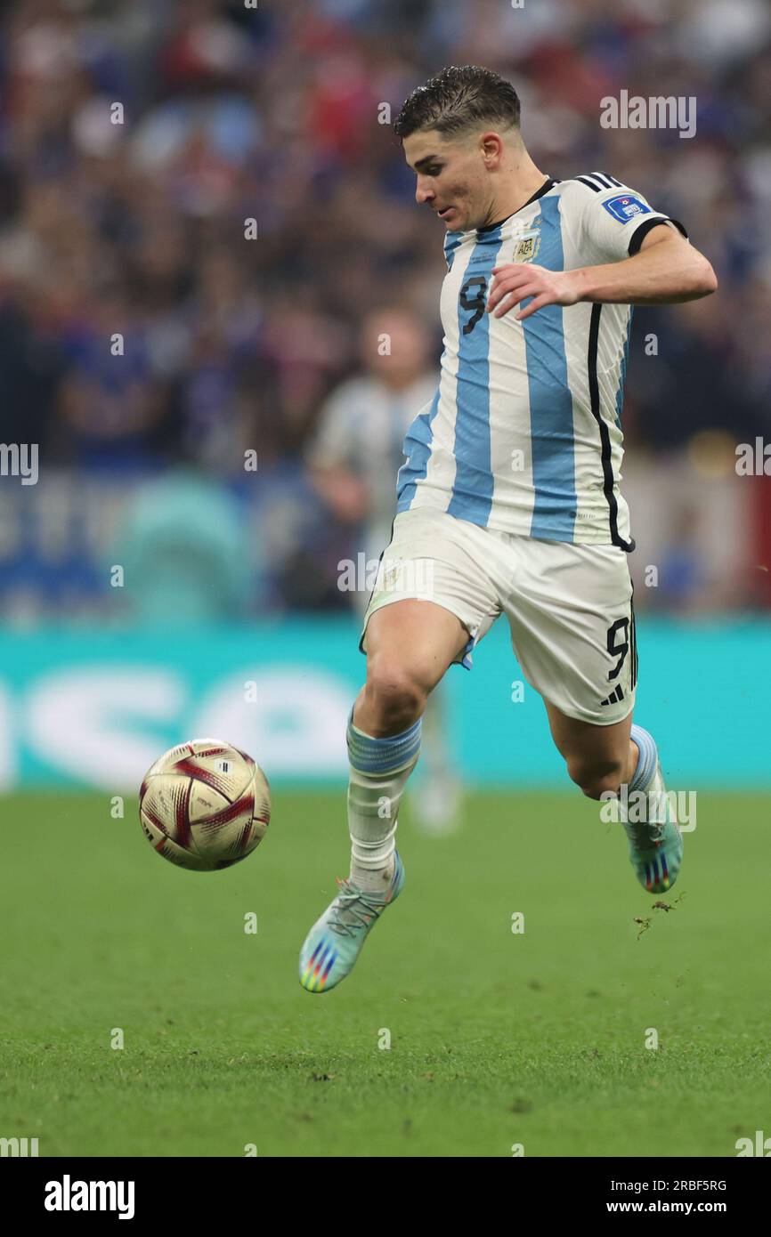 Lusail, Qatar, 18e. Décembre 2022. Julian Alvarez dribble avec le ballon lors du match entre l'Argentine et la France, match 64, finale du match Banque D'Images