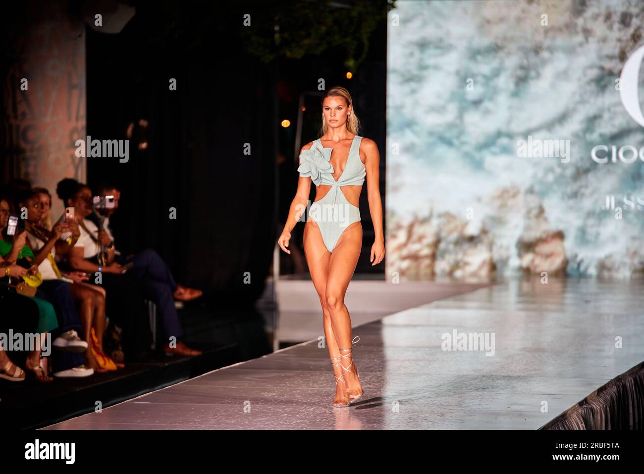 Miami Beach, États-Unis. 09 juillet 2023. MIAMI BEACH, FLORIDE - Un mannequin marche sur la piste pour le Miami Swim Fashion Show présenté par CIOCCOLATO Couture et Jessica Rich pendant la Miami Swim week à l'hôtel SLS le 08 juillet 2023. Crédit : Yaroslav Sabitov/YES Market Media/Alamy Live News. Banque D'Images