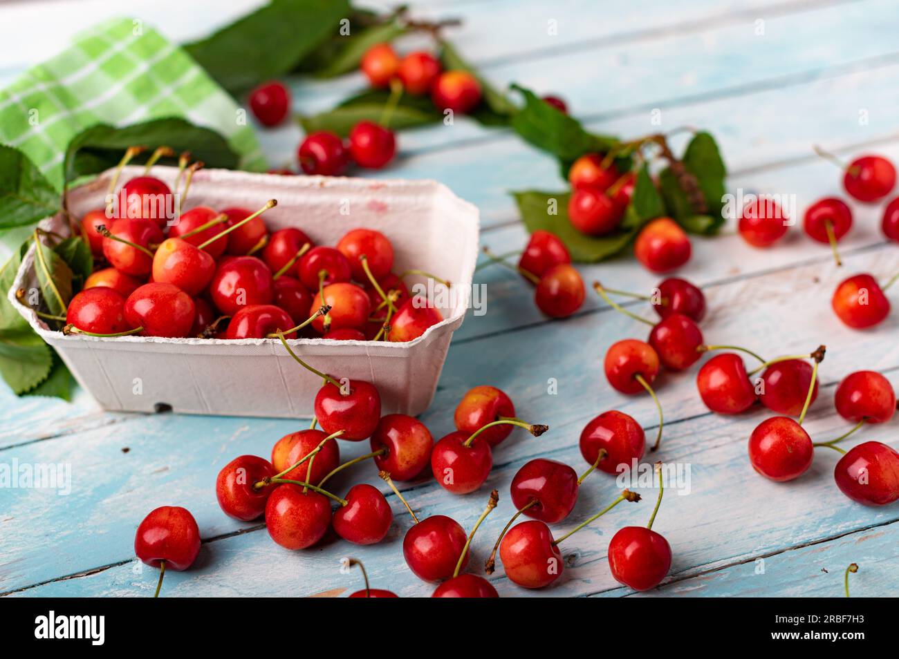 Cerises douces fraîches dans le jardin sur une table en bois Banque D'Images