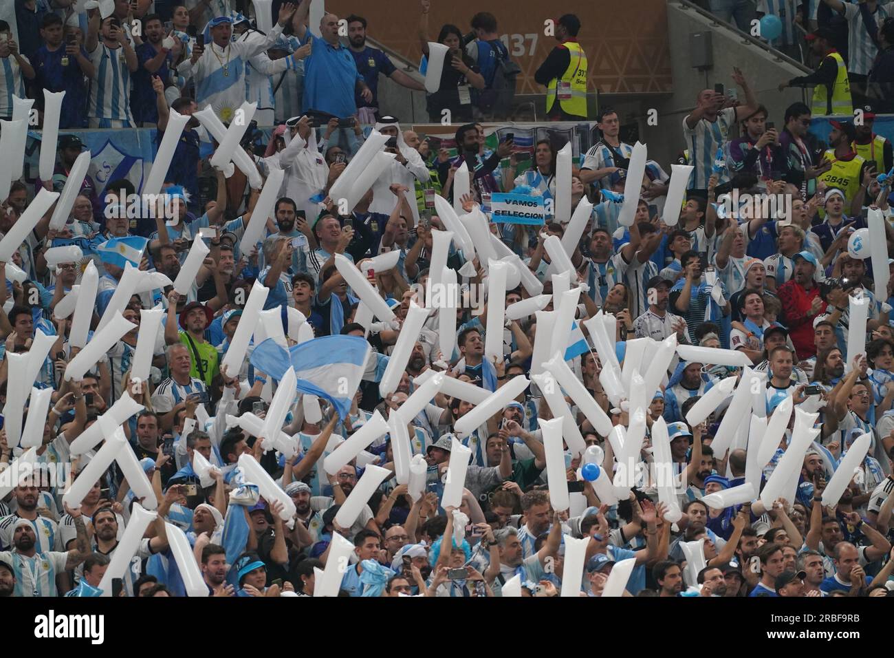 Lusail, Qatar, 18e. Décembre 2022. Fans de l'Argentine dans la prévia du match entre l'Argentine vs la France, match 64, match final du Fifa World Banque D'Images