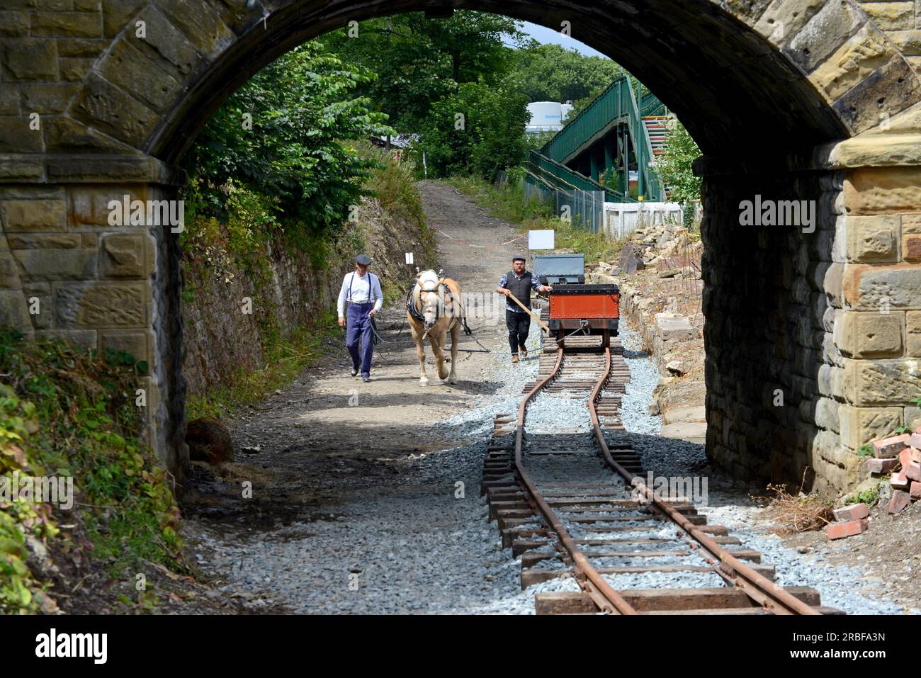 Chirk, Wrexham, Royaume-Uni, 9 juillet 2023. Les bénévoles du tramway de la vallée de Glyn ont exploité le premier train sur le chemin de fer à voie étroite désaffecté en 88 ans, en recréant un train tiré par des chevaux typique de l'ouverture du chemin de fer en 1873, dans la vallée de Glyn près de Chirk. Le chemin de fer a été construit pour relier les carrières de Glyn Ceriog au Shropshire Union Canal à Chirk, et plus tard a transporté le trafic de passagers jusqu'à sa fermeture en 1935. Les volontaires ont l'autorisation de rouvrir 1 mile de la ligne et espèrent étendre avec des trains à vapeur à l'avenir. G.P. Essex/Alamy Live News Banque D'Images