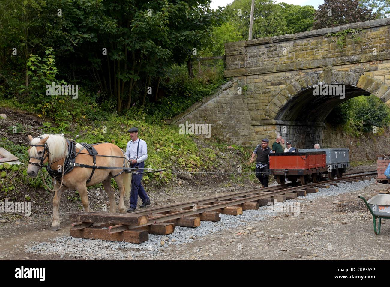 Chirk, Wrexham, Royaume-Uni, 9 juillet 2023. Les bénévoles du tramway de la vallée de Glyn ont exploité le premier train sur le chemin de fer à voie étroite désaffecté en 88 ans, en recréant un train tiré par des chevaux typique de l'ouverture du chemin de fer en 1873, dans la vallée de Glyn près de Chirk. Le chemin de fer a été construit pour relier les carrières de Glyn Ceriog au Shropshire Union Canal à Chirk, et plus tard a transporté le trafic de passagers jusqu'à sa fermeture en 1935. Les volontaires ont l'autorisation de rouvrir 1 mile de la ligne et espèrent étendre avec des trains à vapeur à l'avenir. G.P. Essex/Alamy Live News Banque D'Images