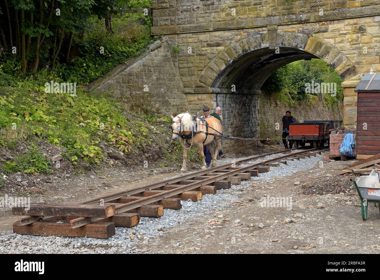 Chirk, Wrexham, Royaume-Uni, 9 juillet 2023. Les bénévoles du tramway de la vallée de Glyn ont exploité le premier train sur le chemin de fer à voie étroite désaffecté en 88 ans, en recréant un train tiré par des chevaux typique de l'ouverture du chemin de fer en 1873, dans la vallée de Glyn près de Chirk. Le chemin de fer a été construit pour relier les carrières de Glyn Ceriog au Shropshire Union Canal à Chirk, et plus tard a transporté le trafic de passagers jusqu'à sa fermeture en 1935. Les volontaires ont l'autorisation de rouvrir 1 mile de la ligne et espèrent étendre avec des trains à vapeur à l'avenir. G.P. Essex/Alamy Live News Banque D'Images