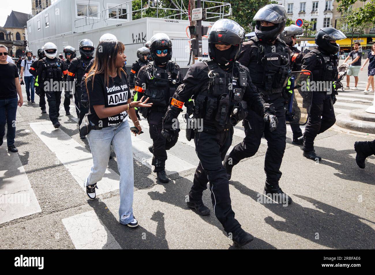 Paris, France. 08 juillet 2023. Un manifestant affronte un policier de Brav-M lors d'une manifestation. Bien que la police ait rejeté la manifestation en l’honneur d’Adama, un jeune homme décédé en 2016 aux mains d’un policier, environ deux mille manifestants étaient présents pour dénoncer les violences policières. Crédit : SOPA Images Limited/Alamy Live News Banque D'Images