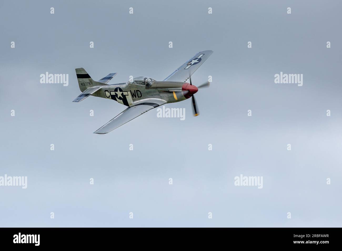 Le P-51D Mustang « G-CMDK » nord-américain a été décollé au salon aéronautique militaire de Shuttleworth le 2 juillet 2023. Banque D'Images