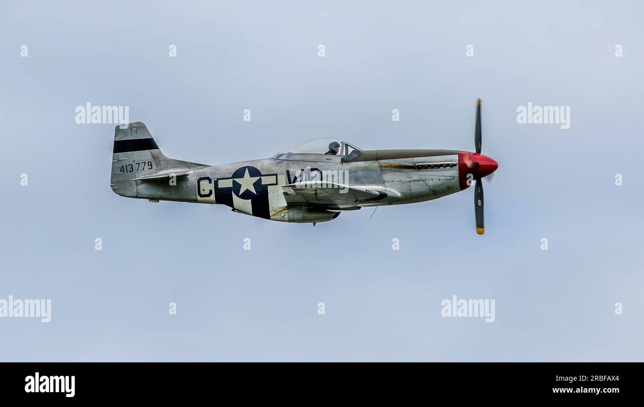 Le P-51D Mustang « G-CMDK » nord-américain a été décollé au salon aéronautique militaire de Shuttleworth le 2 juillet 2023. Banque D'Images