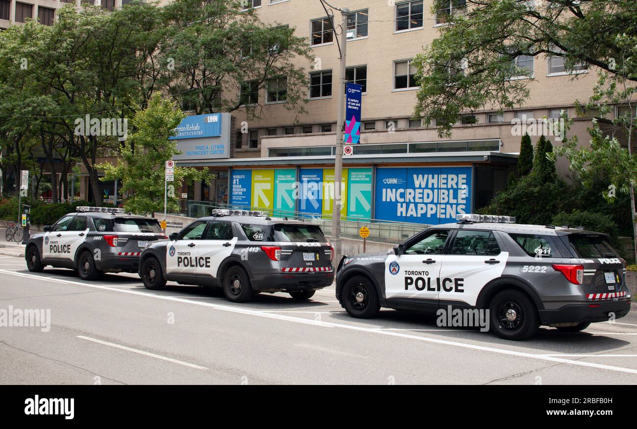 Voitures de police garées devant Toronto Rehab - University Centre, 550 University Ave, Toronto Banque D'Images