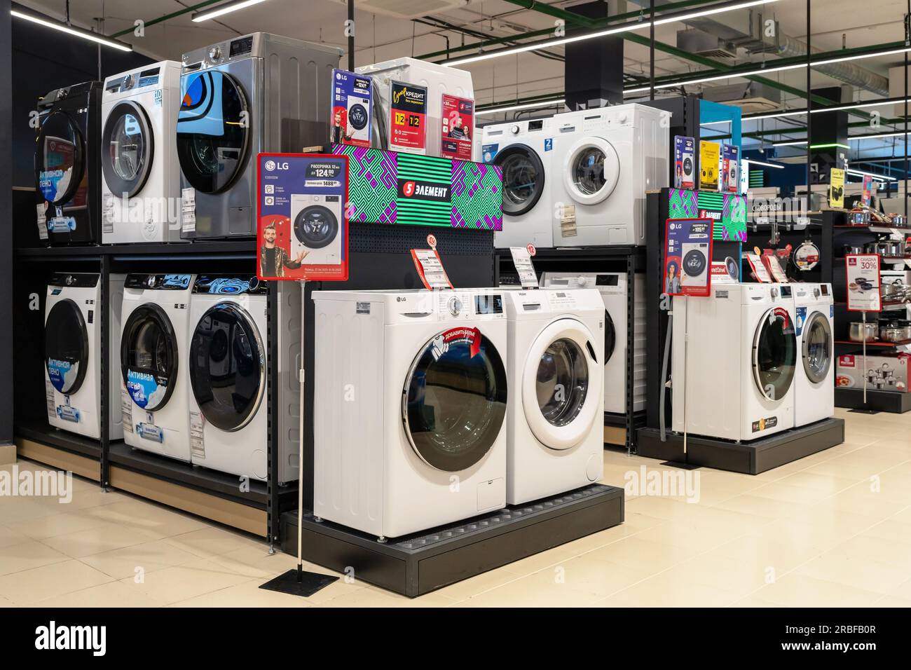 Machines à laver dans le magasin d'appareils. Minsk, Biélorussie, 2023 Banque D'Images