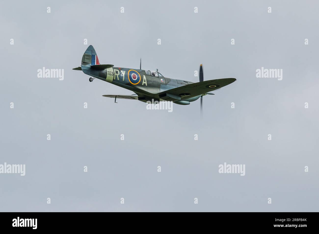 1945 Spitfire LF MK IX «TE517» a été décollé au Shuttleworth Military Airshow le 2 juillet 2023. Banque D'Images
