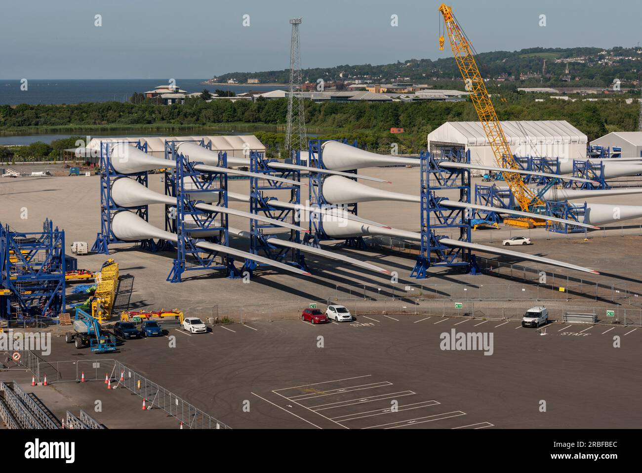 Belfast, Irlande du Nord, Royaume-Uni. 7 juin. 2023. Les pales d ' éoliennes sont assemblées dans le port de Belfast au terminal éolien offshore avant d ' être expédiées Banque D'Images