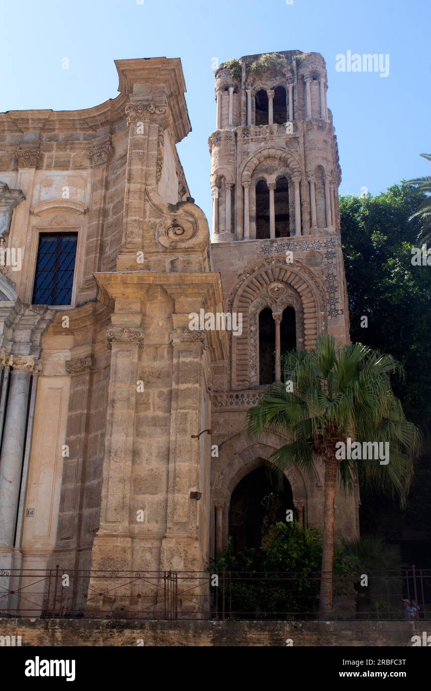 Le clocher roman de l'église de Santa Maria dell'Ammiraglio, Palerme Sicile Banque D'Images