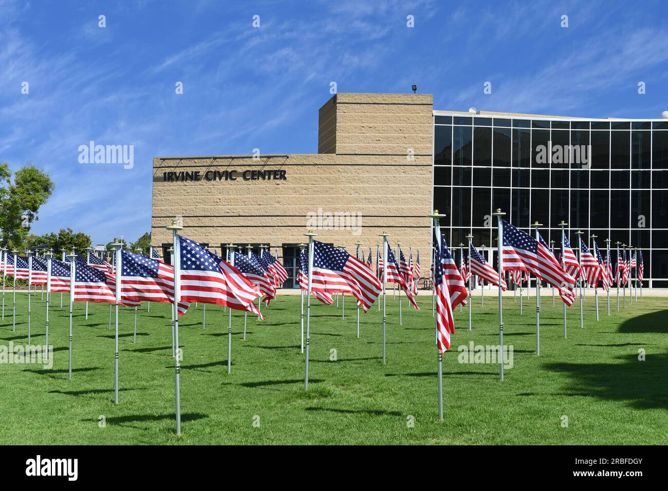 IRVINE, CALIFORNIE - 6 JUILLET 2023 : un champ de drapeaux américains exposé au Irvine Civic Center Banque D'Images