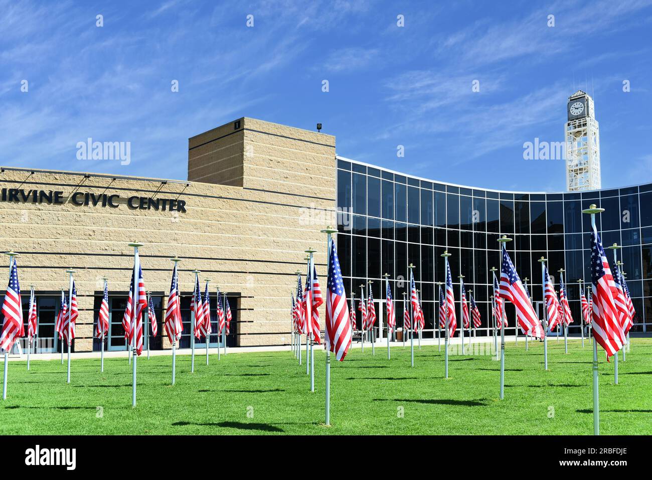 IRVINE, CALIFORNIE - 6 JUILLET 2023 : un champ de drapeaux américains exposé au Irvine Civic Center Banque D'Images