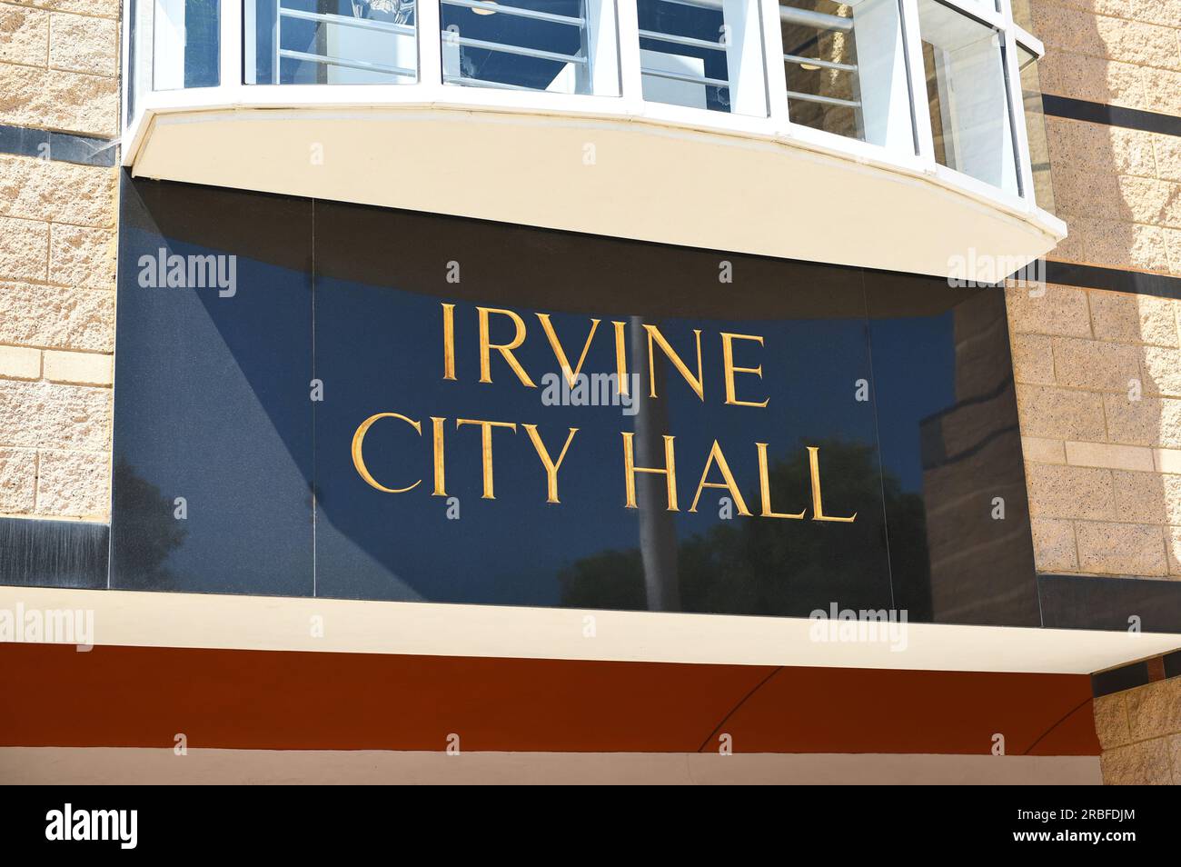 IRVINE, CALIFORNIE - 6 JUILLET 2023 : panneau de l'hôtel de ville d'Irvine au-dessus de l'entrée du Civic Center. Banque D'Images