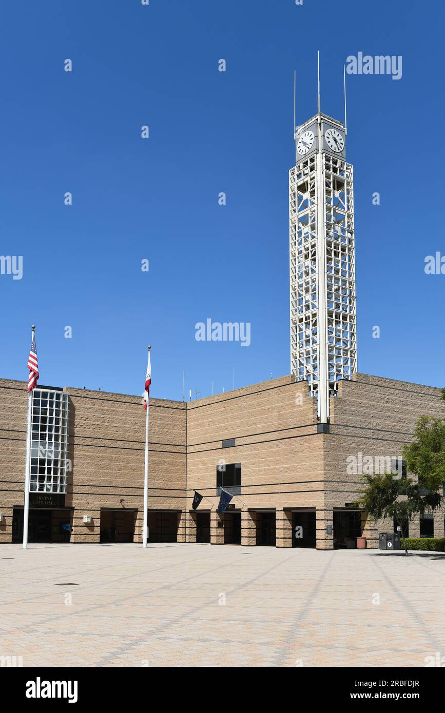 IRVINE, CALIFORNIE - 6 JUILLET 2023 : The Irvine Civic Center avec les entrées de l'hôtel de ville et du département de police. Banque D'Images