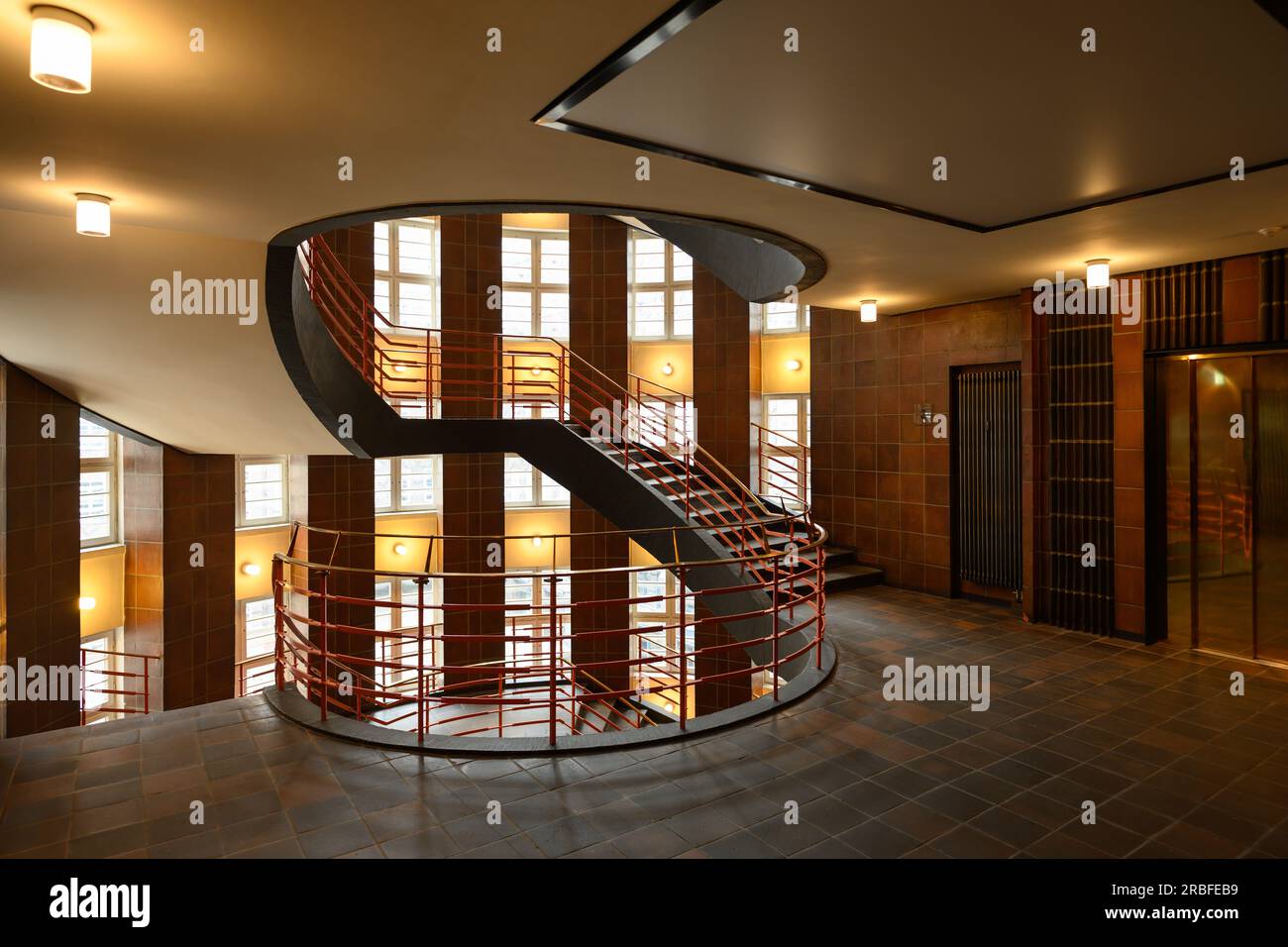 Hambourg, Allemagne - juin 16 2023 : escalier intérieur expressionniste de Sprinkenhof Banque D'Images