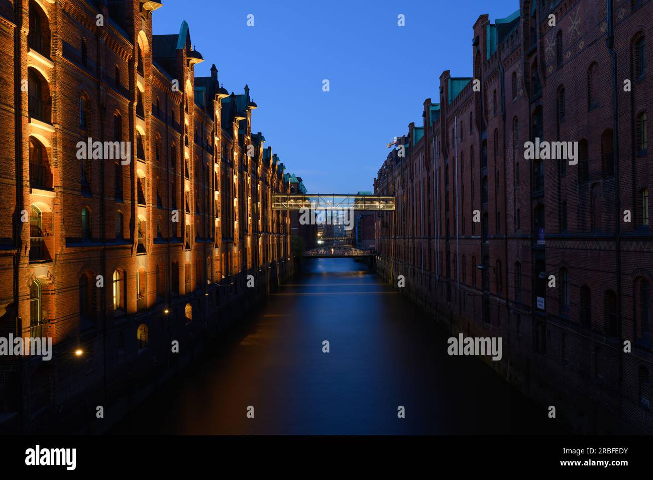 Hamburg Speicherstadt Warehouse District avec façades en briques illuminées sur le canal Kehrwiederfleet dans la soirée au crépuscule Banque D'Images