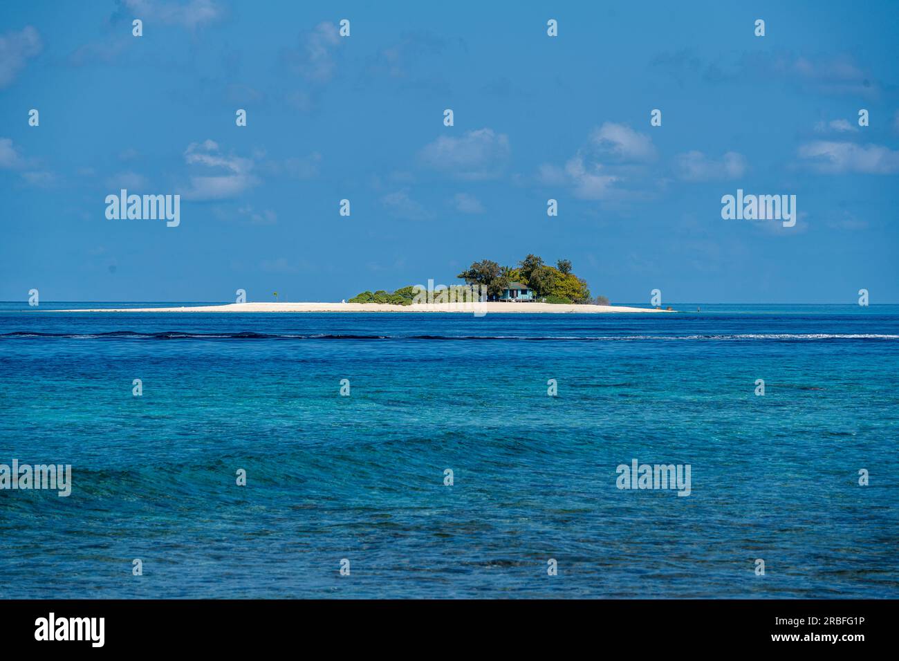 Ceci est une image téléobjectif d'un petit îlot au large de la plage aux Maldives. Banque D'Images