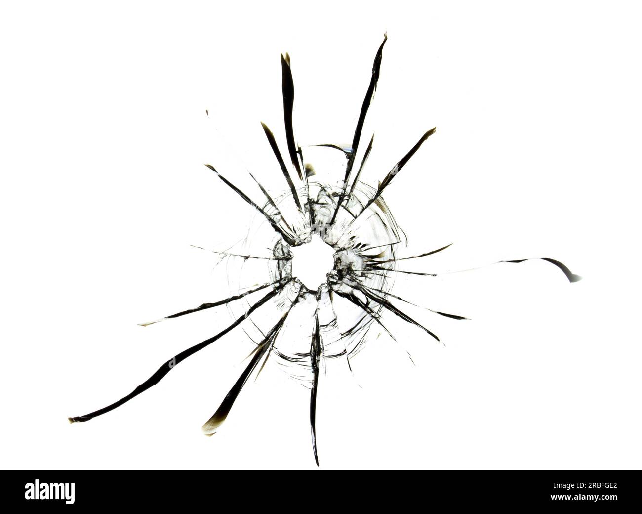 Texture de verre fissuré avec un trou d'une balle tirée d'une arme. Effet isolé d'un plat pour la conception sur un fond blanc Banque D'Images
