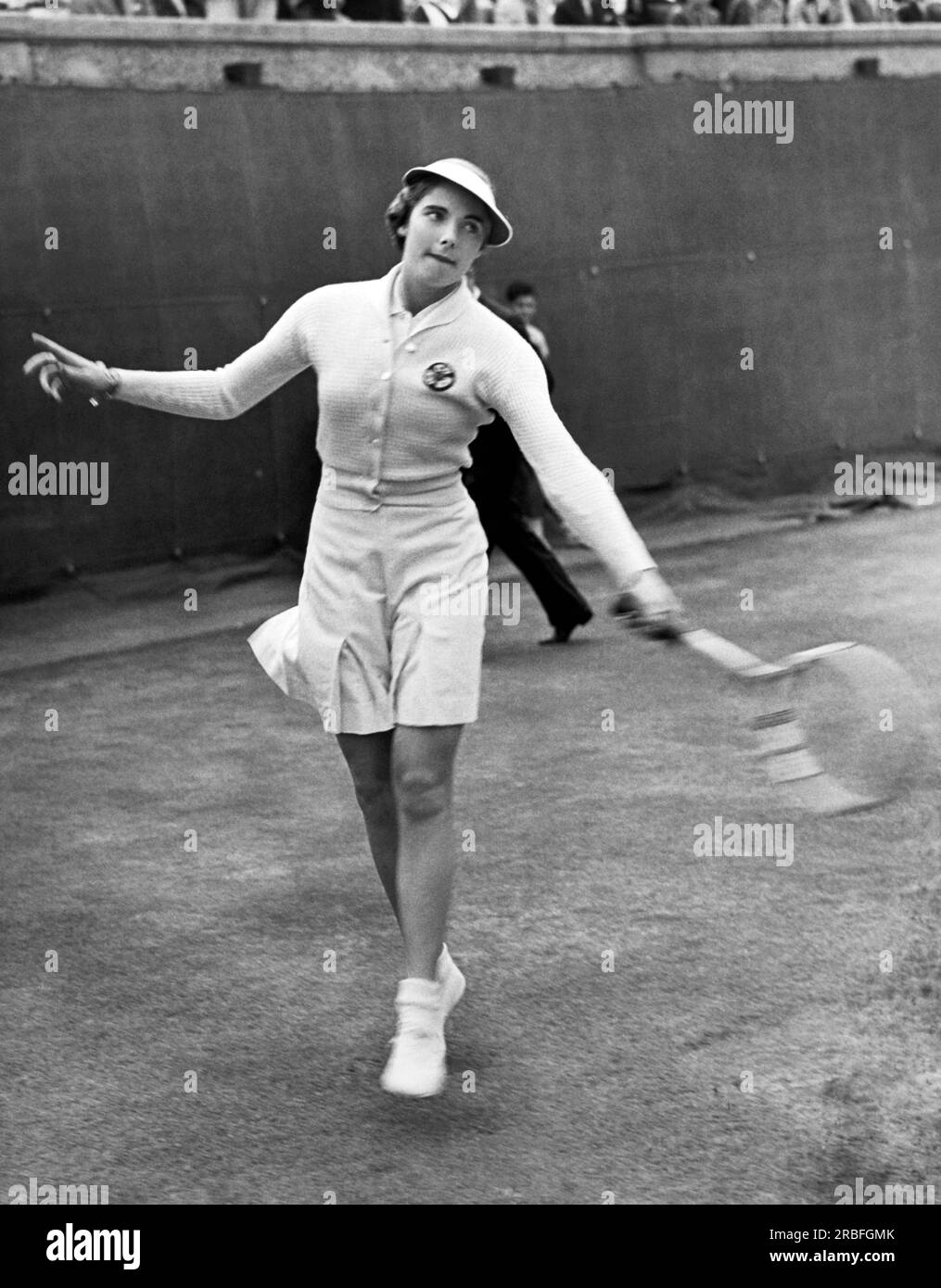 Forest Hills, New York : 7 septembre 1936 la star de tennis britannique Katherine Stammers frappe un revers dans un match pendant les championnats nationaux de tennis simples qui se déroulent au West Side Club. Banque D'Images