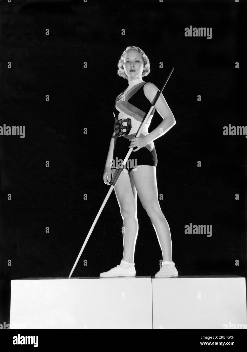 Hollywood, Californie : l'actrice 1932 Leila Hyams pose le rôle de la lance du Javelin, symbole des Jeux olympiques qui se tiendront cette année à Los Angeles. Banque D'Images