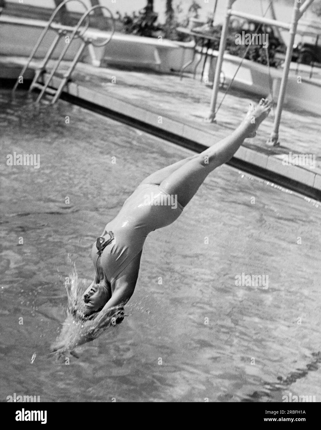 Miami Beach, Floride : 1936 Une jeune femme fait une plongée gracieuse dans les piscines Flamingo. Banque D'Images