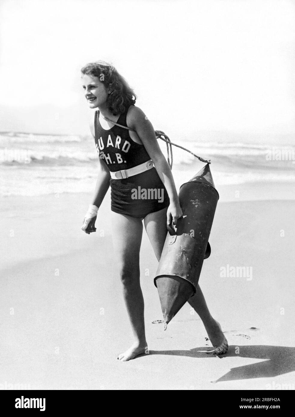 Hermosa Beach, California : vers 1927 Josephine Edwards est considérée comme la première femme membre d'un équipage de garde de vie de plage en Californie. Banque D'Images