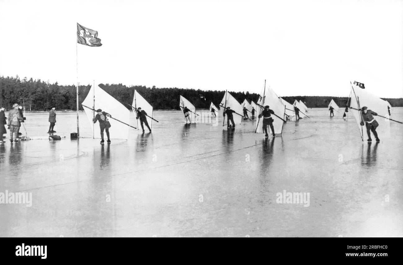 Stockholm, Suède : 12 décembre 1926 le patinage à voile est l'un des sports les plus populaires en Suède, et voici l'arrivée serrée d'une course. Banque D'Images