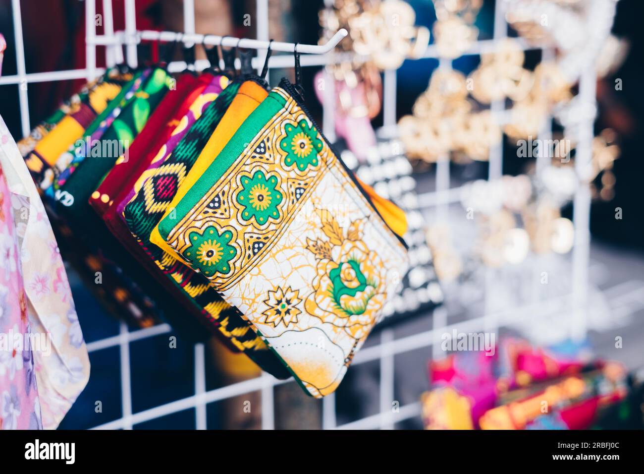 Gros plan de sacs à main à motifs multicolores sur un présentoir de produits. Mise au point sélective. Banque D'Images