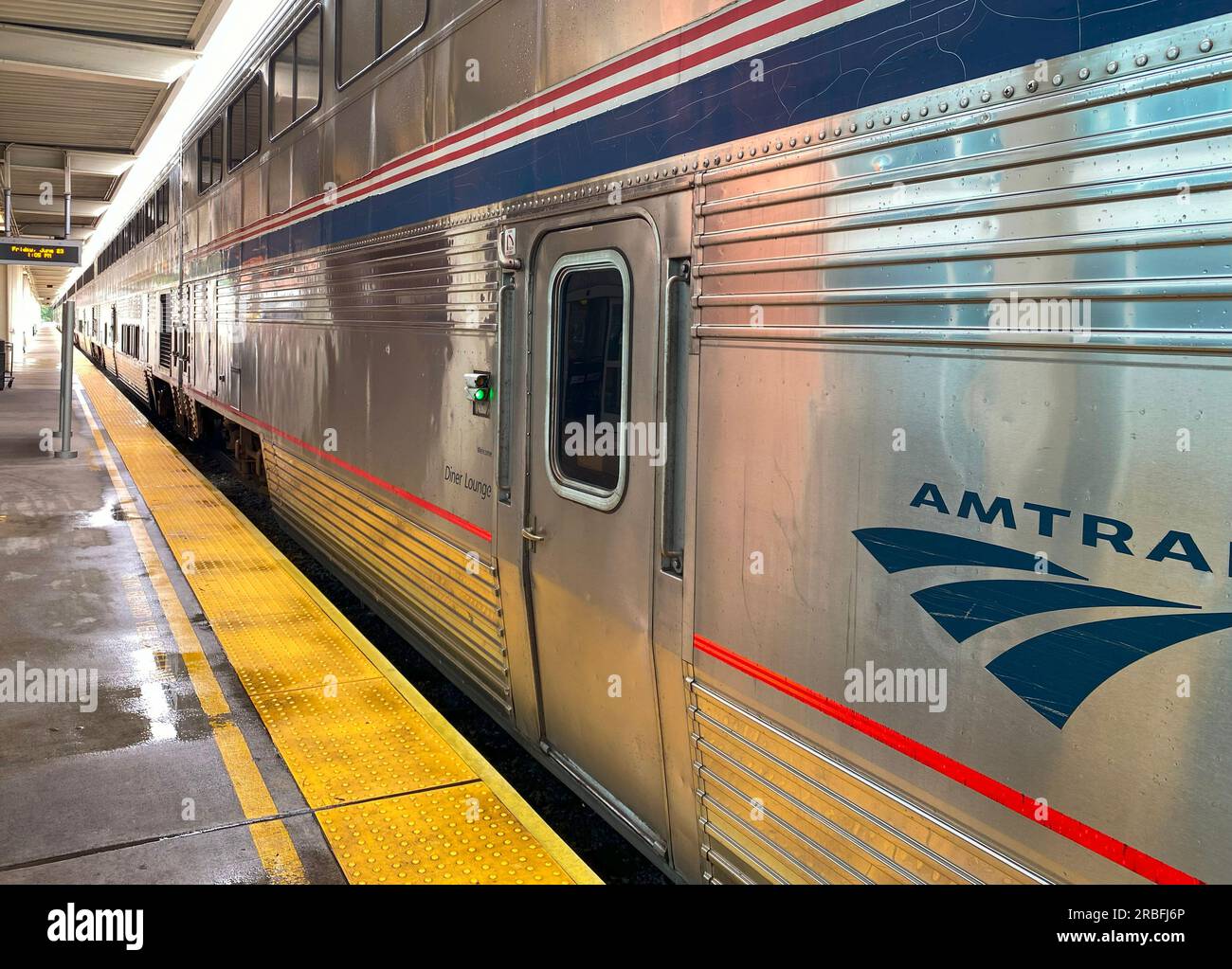 Lorton, Virginie, États-Unis - 23 juin 2023 : un train Amtrak Auto à la gare se prépare à transporter des passagers et des voitures en Floride. Banque D'Images