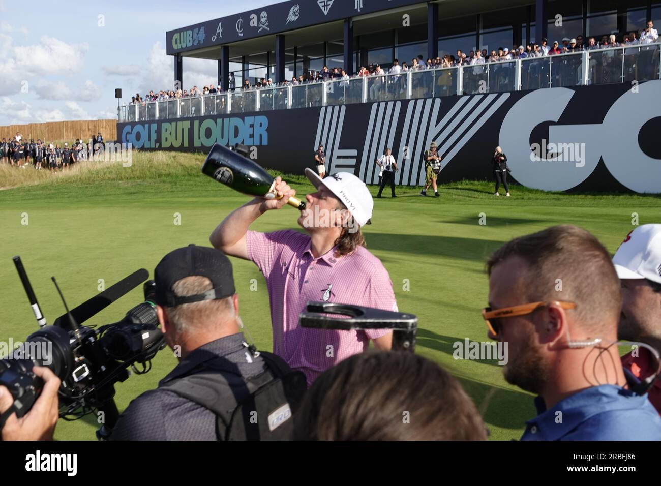 St. Albans, Hertfordshire, Royaume-Uni. 9 juillet 2023. CAM Smith remporte l'événement LIV Golf London au Centurion Golf Club malgré un birdie raté au dernier trou obtient la traditionnelle bouteille de champagne sur 18 Green Credit : Motofoto/Alamy Live News Banque D'Images