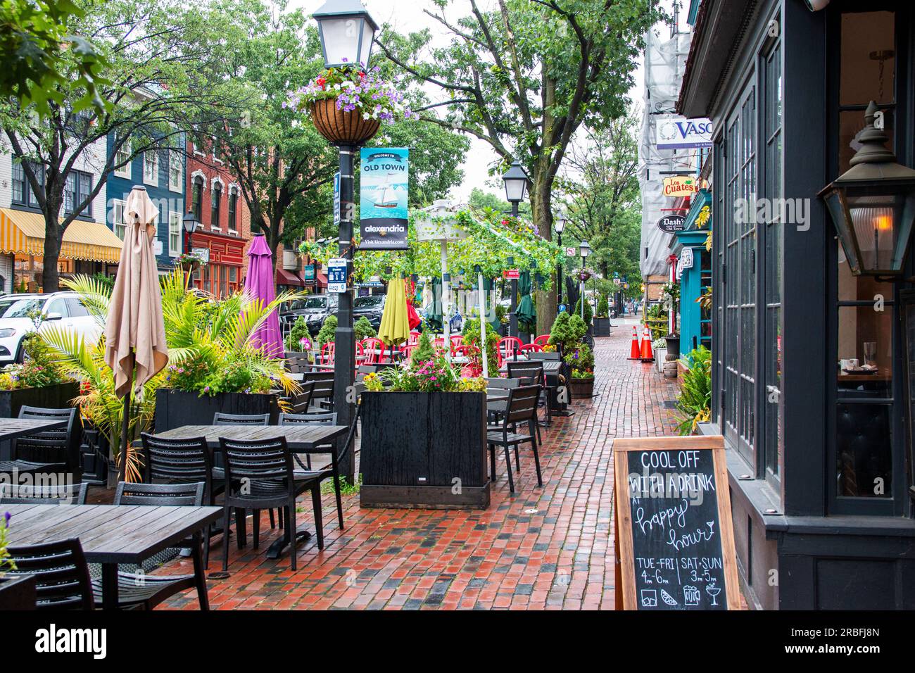 Alexandria, Virginie, États-Unis - 23 juin 2023 : tables et chaises sur le trottoir et la rue devant les restaurants de King Street dans la vieille ville d'Alexandria V. Banque D'Images