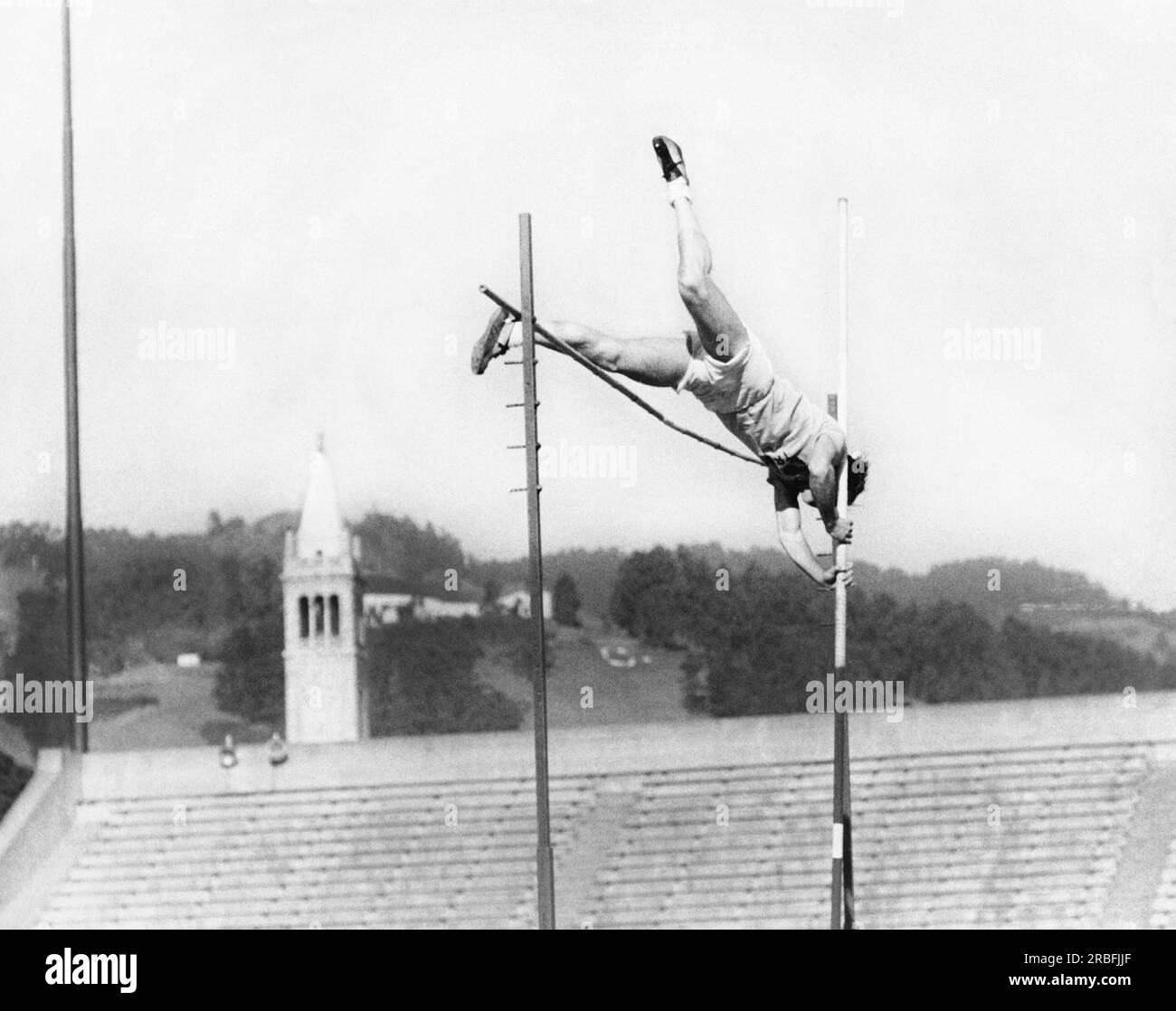 Berkeley, Californie : c. 1955 Une perche-perche travaille dans le Memorial Stadium de l'Université de Californie avec le Campanile en arrière-plan. Banque D'Images