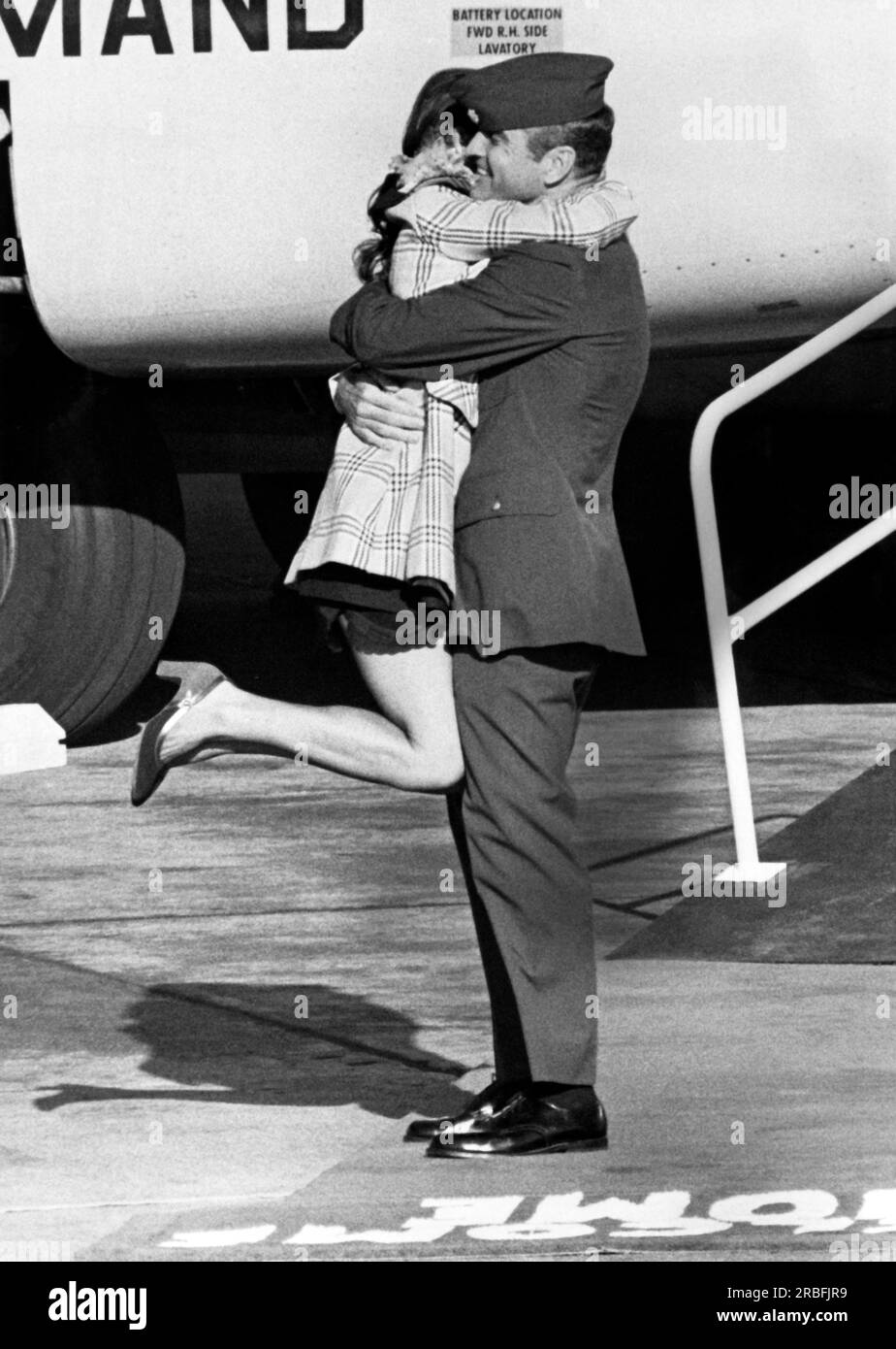 Fairfield, Californie : 20 février 1973 Vietnam POW Air Force Major Hubert Flesher reçoit un énorme câlin et un gros coup de pied à double jambe de ihs Wife à son retour à la base aérienne de Travis aux États-Unis. Banque D'Images