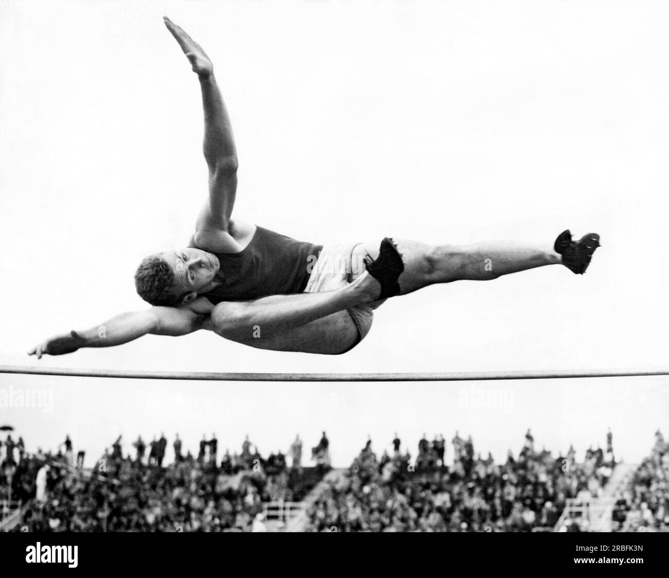 New York, New York : Le 4 juin 1938 1936, le vainqueur de la médaille de bronze olympique Delos Thurber de l'Université de Californie du Sud fait son saut dans le saut en hauteur de 6 pieds, 6 5/8 pouces pour établir un nouveau record de rencontre dans la rencontre intercollégiale AAAA d'athlétisme tenue à Randall's Island. Banque D'Images