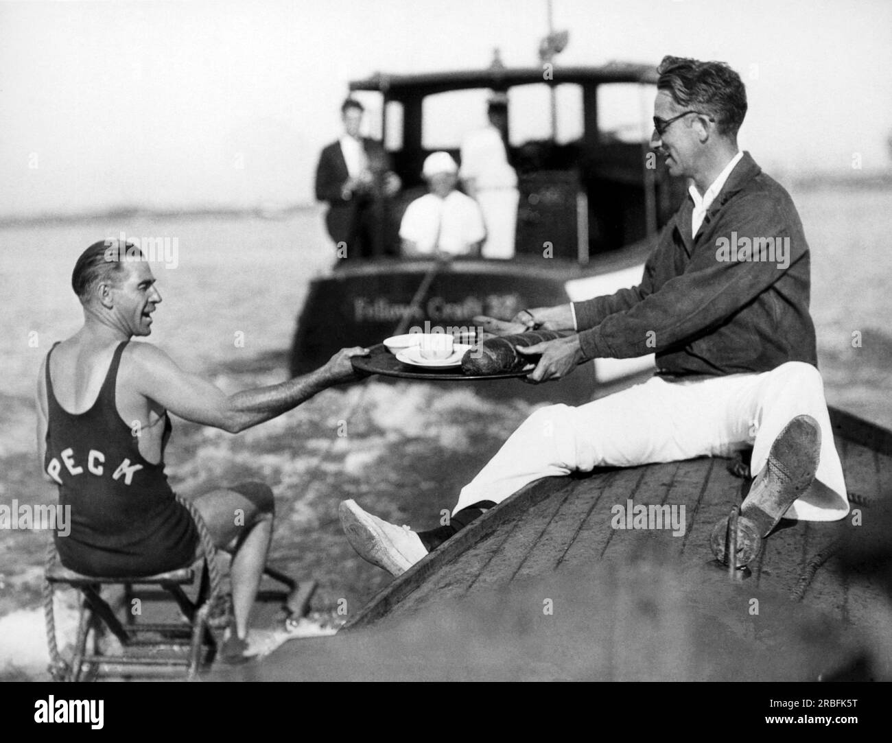 Long Beach, Californie : 24 octobre 1927. Elmer Peck, « célèbre expert en surf », s'entraîne pour la compétition. Peck vise à établir un record du monde d'aquaplaning non stop, espérant qu'il survivra 24 heures sur sa planche, avec de la nourriture fournie aux heures des repas par un convoi. Banque D'Images