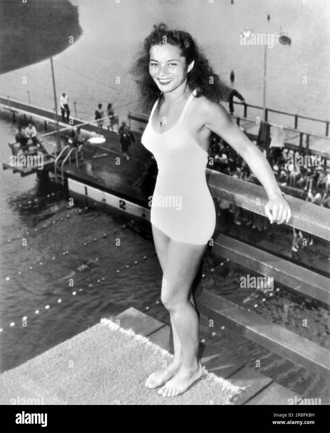 Shakamak State Park, Indiana : 16 août 1946 Vicki Manalo Draves, originaire de San Francisco, attend son tour dans l'épreuve de plongée en haute plate-forme dans la compétition nationale féminine de l'A.A.U. Elle remporte la compétition junior féminine de trois mètres et remporte des médailles d'or pour les États-Unis en plongée sur plateforme et en tremplin aux Jeux olympiques d'été de 1948 à Londres. Banque D'Images