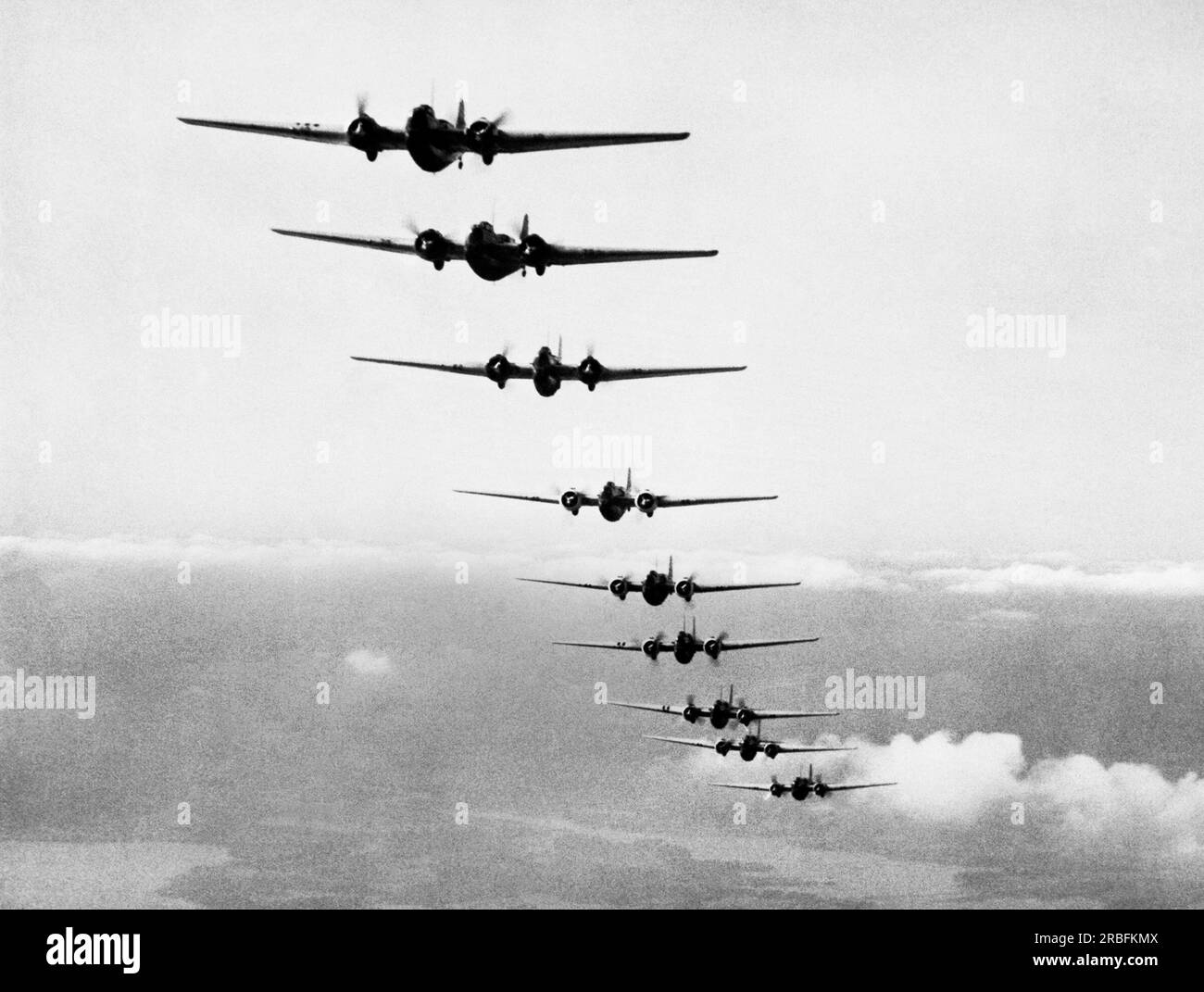 Langley Field, Virginie : 10 février 1937 neuf bombardiers Martin B-10 de l'Army Air corps volent dans une colonne descendante au-dessus de Langley Field (à gauche) sur leur chemin vers Miami, puis vers Panama. Banque D'Images