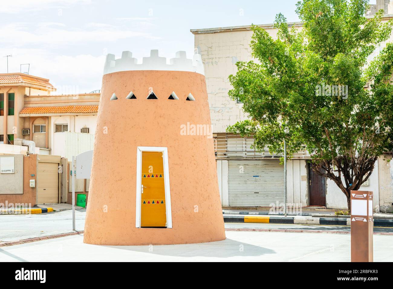 L'une des tours de forteresse Arabian Aarif debout dans la rue de Hail, Arabie Saoudite 8 Banque D'Images
