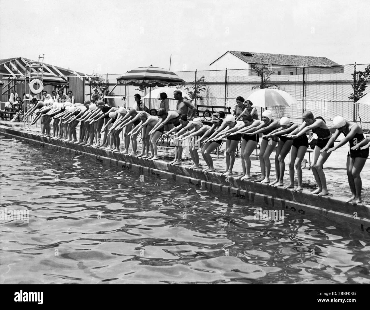 États-Unis : c. 1935 Un groupe de jeunes femmes recevant des leçons de natation. Banque D'Images