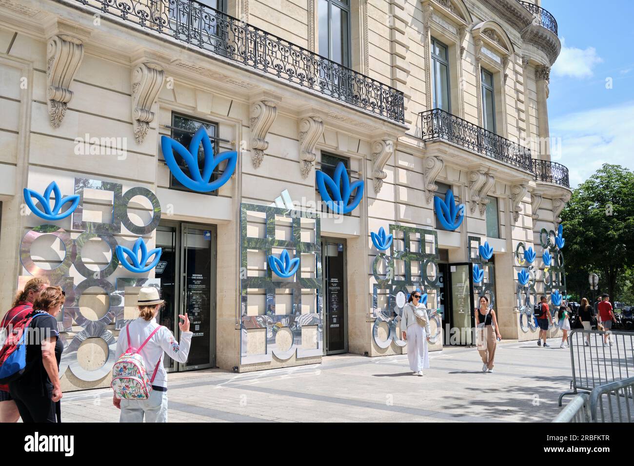 Paris, France - 07.03.2023 : magasin Adidas sur les champs-Elysées Photo  Stock - Alamy