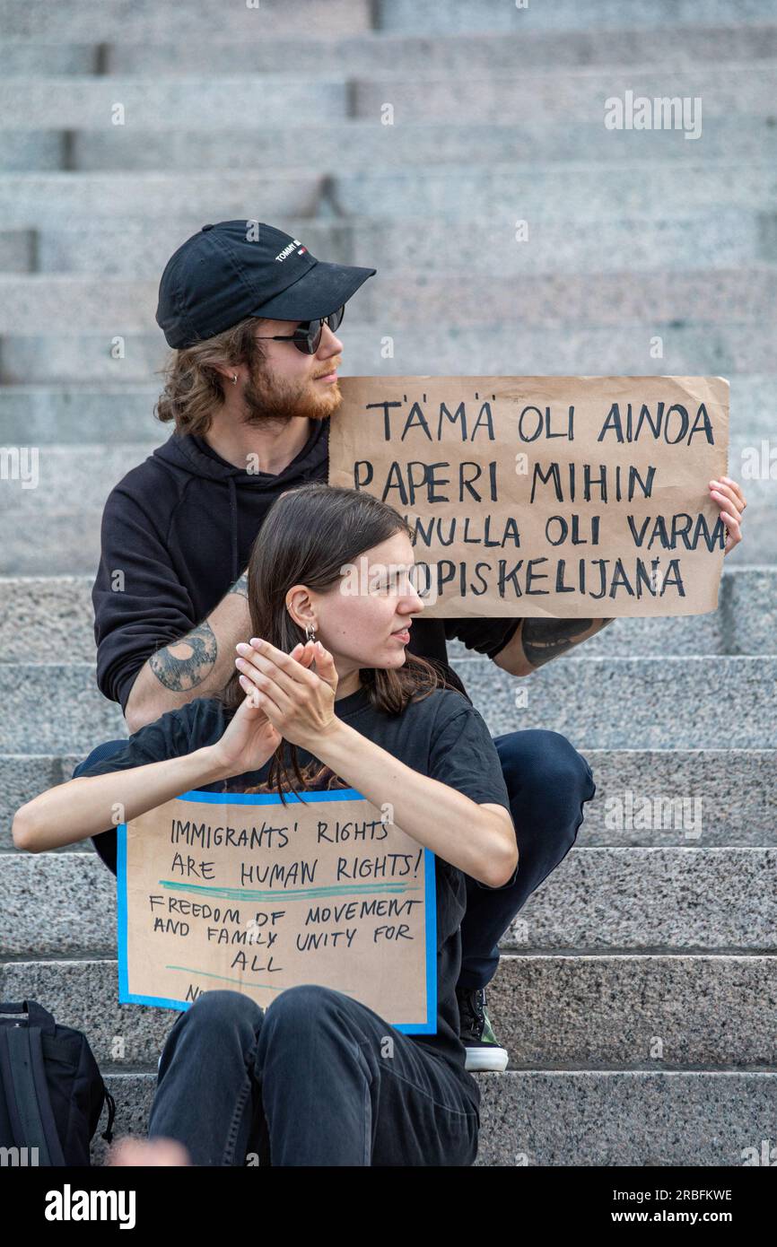 Des manifestants avec des panneaux en carton sur le Parlement défilent lors d'une manifestation contre le gouvernement de droite à Helsinki, en Finlande Banque D'Images