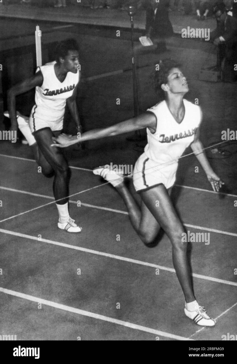 New York, New York : le 3 février 1961, la star de piste de l'État du Tennessee et gagnante de trois médailles d'or olympiques Wilma Rudolph atteint son record du monde en salle de 60 yards aux Jeux de Millrose à Madison Square Garden. Sa coéquipière du Tennessee, Vivian Brown, est deuxième. Banque D'Images