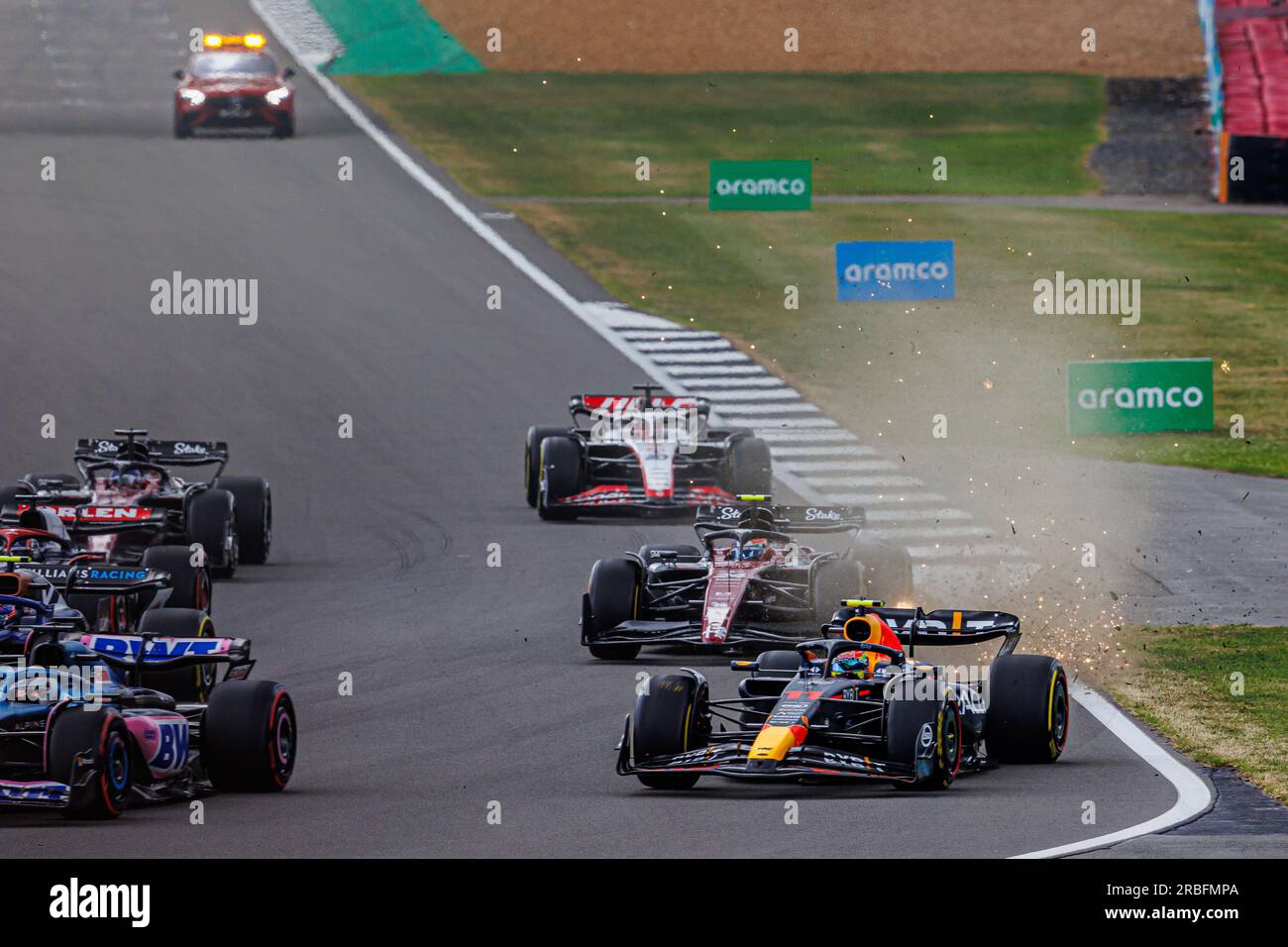11 PEREZ Sergio (mex), Red Bull Racing RB19, action départ de la course, départ, étincelles lors du Grand Prix de Grande-Bretagne de Formule 1 Aramco 2023, 10e manche du Championnat du monde de Formule 1 2023 du 7 au 9 juillet 2023 sur le circuit de Silverstone, à Silverstone, Royaume-Uni Banque D'Images