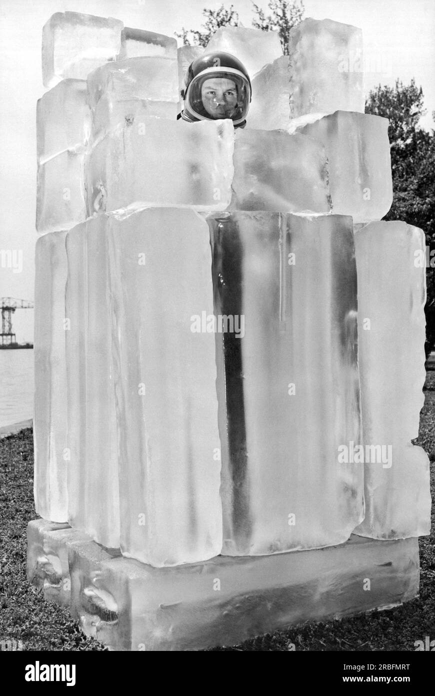 Philadelphie, Pennsylvanie : 2 juin 1959 US Navy MAN HM 1/c Marion Myers dans le nouveau costume Mark IV développé par B.F. Goodrich pour protéger les aviateurs du froid extrême. Il est entouré de blocs de glace pour simuler les conditions de température extrêmes du vol atmosphérique. C'était la combinaison spatiale utilisée par tous les vols spatiaux habités du projet Mercury. Banque D'Images