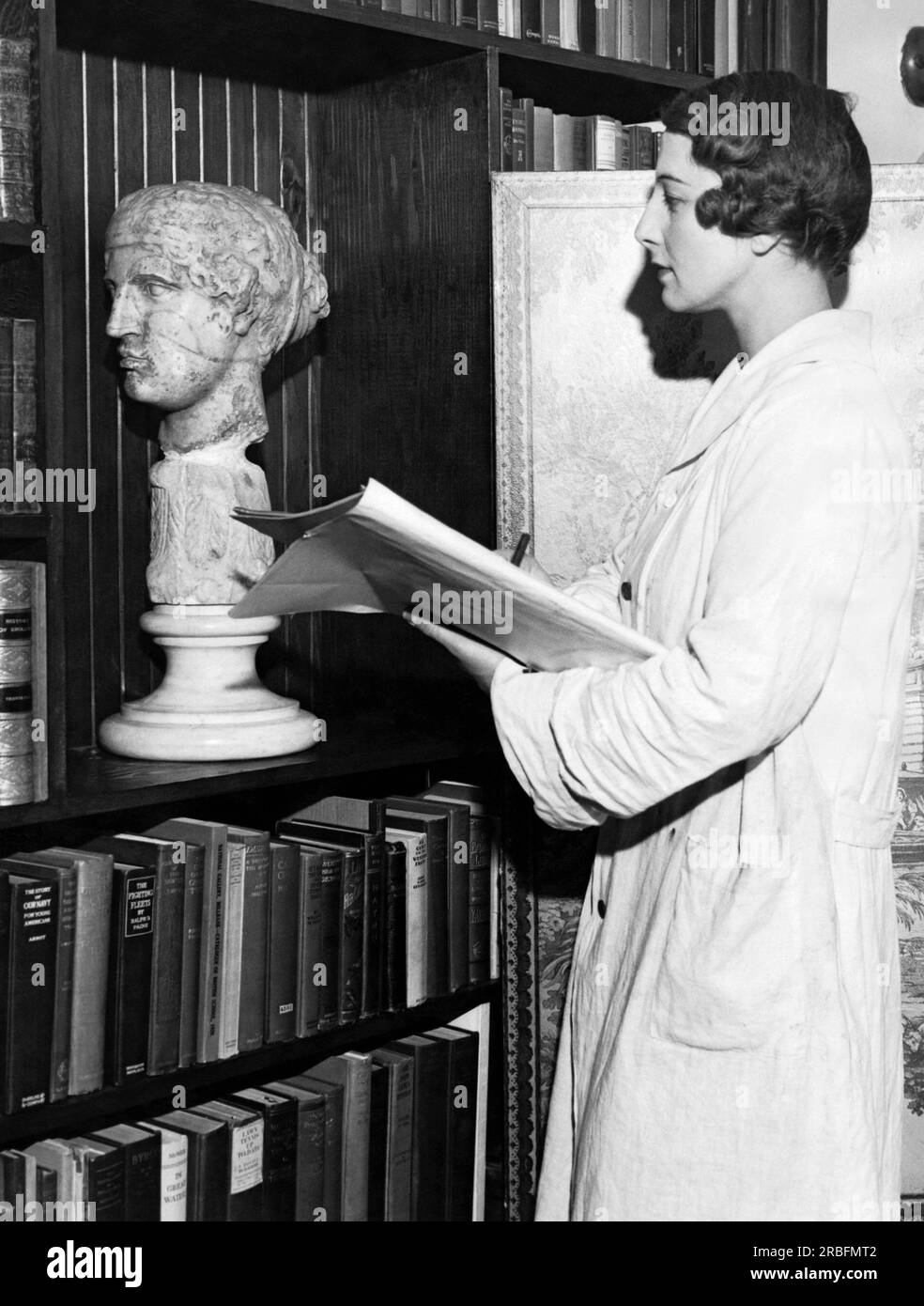 Berkeley, Californie : la championne de tennis 1935 Helen Wills Moody dessine une sculpture chez elle. Banque D'Images