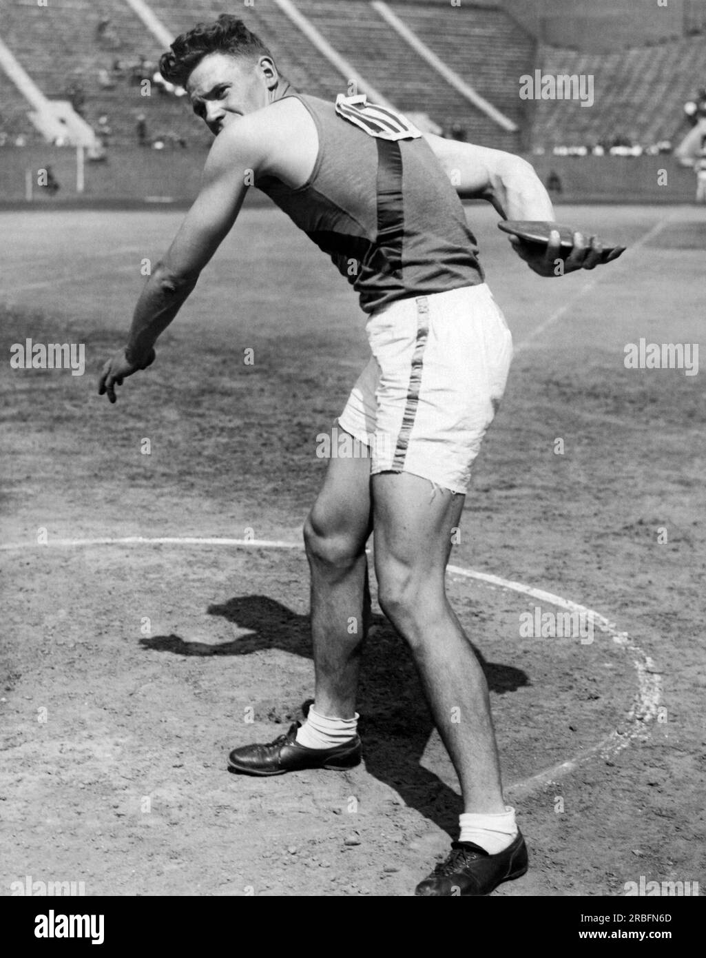 Philadelphie, Pennsylvanie : le 27 mai 1923, la star de l'Université de Californie Bill Neufeldt alors qu'il lance le disque à la rencontre Intercollegiate AAAA athlétisme à Franklin Field à l'Université de Pennsylvanie. Les Cal Bears remportent la compétition pour la troisième année consécutive, même si Neufeldt est le seul vainqueur de la première place. Banque D'Images